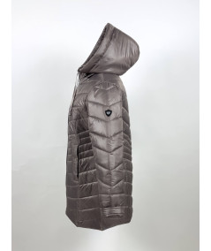 Lewy profil dłuższej kurtki w kolorze taupe z pikowaniem w jodełkę