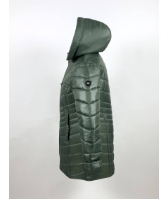 Lewy profil oliwkowej kurtki zimowej z pikowaniem w jodełkę