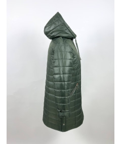 Bok prawej strony dłuższej zielonej kurtki z detalami kieszeni i zamkami