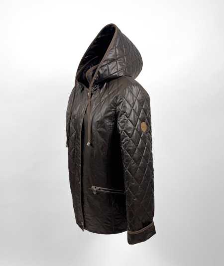 Czekoladowa pikowana kurtka damska ze stójką i kapturem isabell na modelce plus size