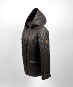 Profil boczny pikowanej kurtki czekoladowej Isabel z widocznym okrągłym logo na rękawie