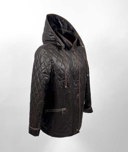 Czekoladowa pikowana kurtka damska ze stójką i kapturem isabell na modelce plus size