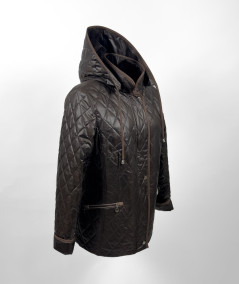 Tył damskiej kurtki pikowanej Isabel w odcieniu czekoladowym - fason podkreślający talię