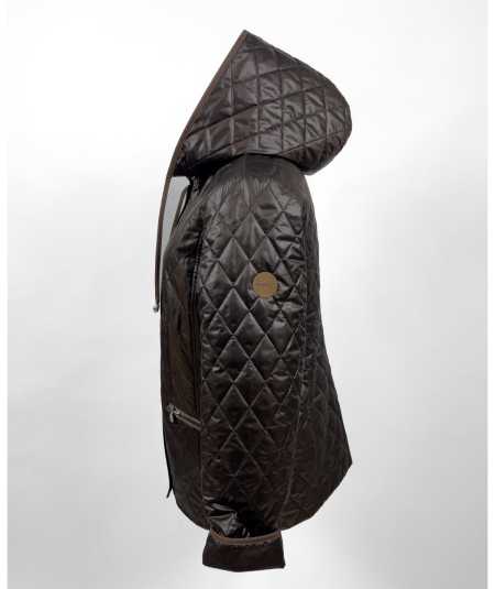 Czekoladowa pikowana kurtka damska ze stójką i kapturem isabell na modelce plus size