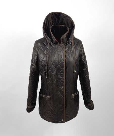 Czekoladowa pikowana kurtka damska ze stójką i kapturem isabell na modelce plus size