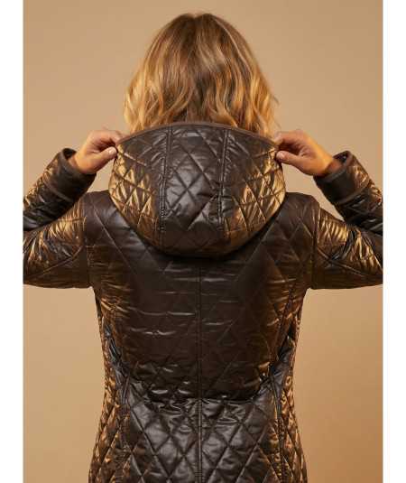 Czekoladowa pikowana kurtka damska ze stójką i kapturem isabell na modelce plus size