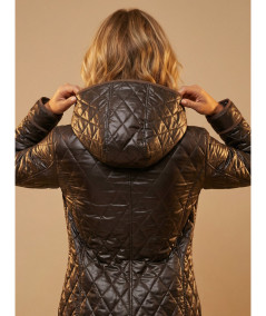 Tył czekoladowej kurtki damskiej Isabell z widocznym dużym kapturem i detalami pikowania