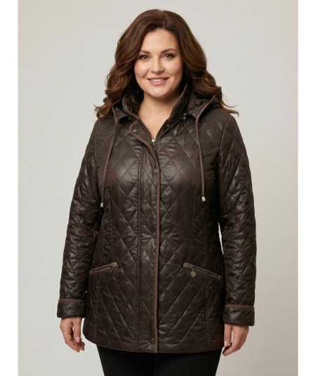 Czekoladowa pikowana kurtka damska ze stójką i kapturem isabell na modelce plus size