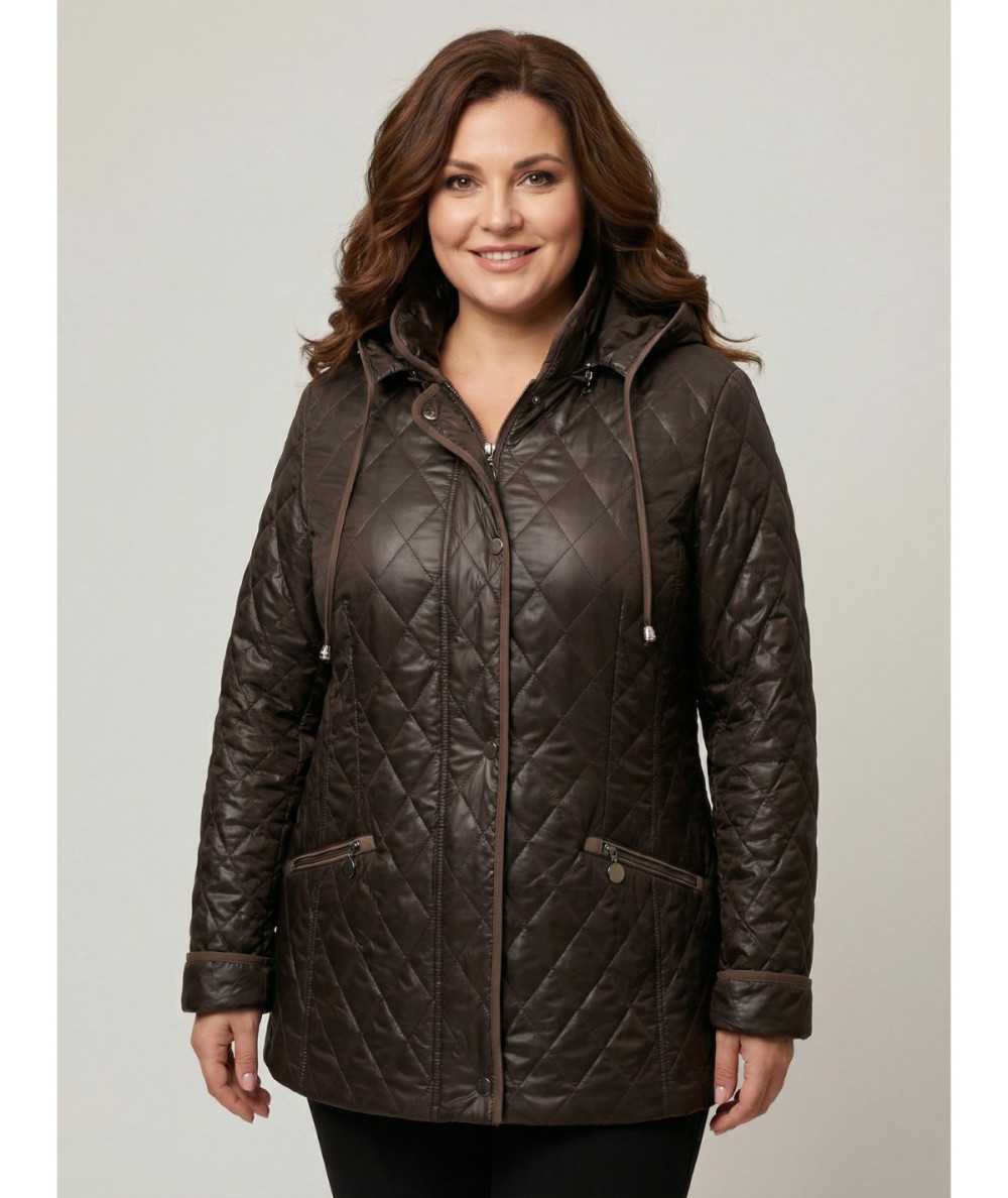 Czekoladowa pikowana kurtka damska ze stójką i kapturem isabell na modelce plus size