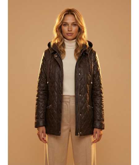 Czekoladowa pikowana kurtka damska ze stójką i kapturem isabell na modelce plus size