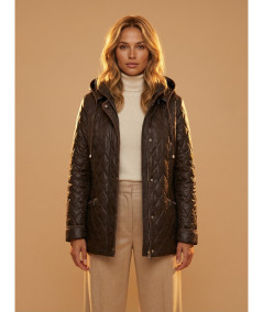 Damska kurtka pikowana w kolorze czekoladowym ze stójką Isabel - jesienna stylizacja na modelce