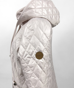 Detal beżowej pikowanej kurtki Isabell - zbliżenie na okrągłe logo marki na rękawie