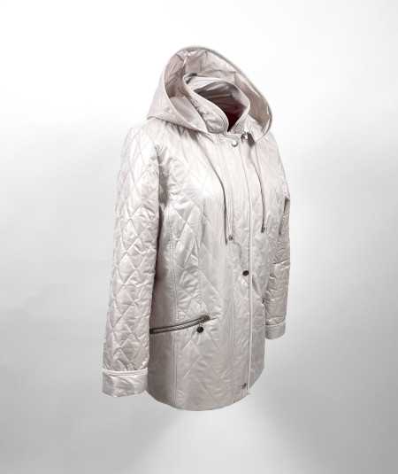 Jasnobeżowa kurtka damska pikowana ze stójką Isabell - stylizacja na modelce plus size