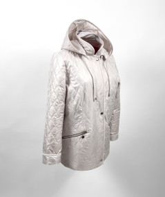 Profil jasnobeżowej kurtki ze stójką Isabell eksponujący dopasowany krój i wykończenie rękawów