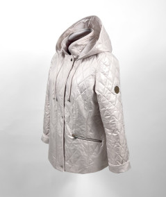 Profil jasnobeżowej kurtki ze stójką Isabell eksponujący dopasowany krój i wykończenie rękawów