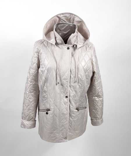 Jasnobeżowa kurtka damska pikowana ze stójką Isabell - stylizacja na modelce plus size