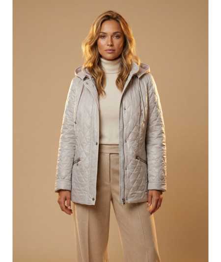 Jasnobeżowa kurtka damska pikowana ze stójką Isabell - stylizacja na modelce plus size