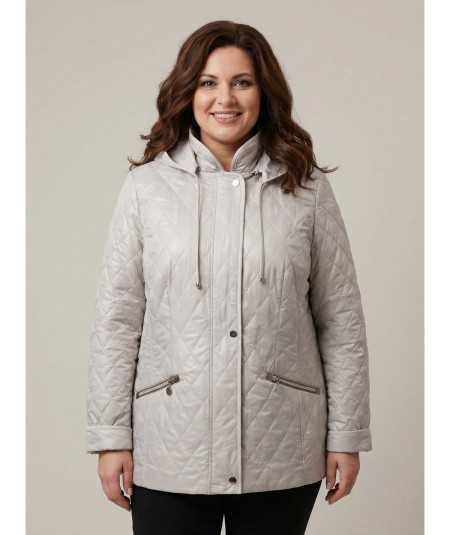 Jasnobeżowa kurtka damska pikowana ze stójką Isabell - stylizacja na modelce plus size