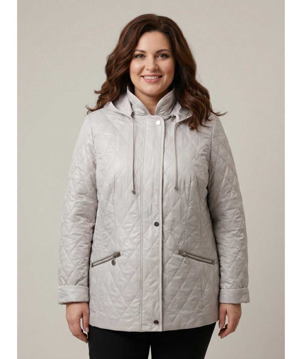 Jasnobeżowa kurtka damska pikowana ze stójką Isabell - stylizacja na modelce plus size