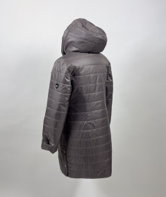 Tył damskiej kurtki przejściowej Isabell Ela w kolorze taupe - poziome pikowanie i duży kaptur