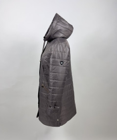 Profil boczny długiej kurtki fango Isabell Ela z subtelnym logo w kształcie tarczy na rękawie