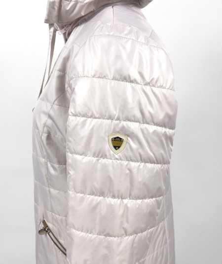 Jasnobeżowa długa kurtka przejściowa Isabell model Ela - stylizacja na modelce plus size