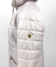 Profil lewy kremowej kurtki jesiennej Isabell Ela - widoczne poziome pikowanie i skośne kieszenie