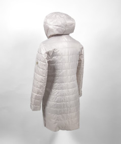 Boczny profil jasnobeżowej długiej kurtki Isabell z zapiętym kapturem pod szyją