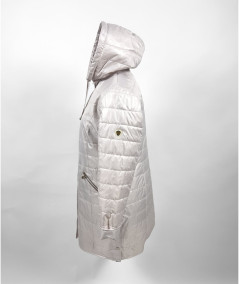 Tył beżowej kurtki damskiej Isabell Ela - przedłużany fason chroniący przed chłodem