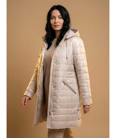 Jasnobeżowa długa kurtka przejściowa Isabell model Ela - stylizacja na modelce plus size