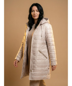 Beżowa pikowana kurtka Isabell Ela - elegancki jesienny look z długim płaszczykiem na modelce