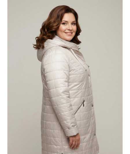 Jasnobeżowa długa kurtka przejściowa Isabell model Ela - stylizacja na modelce plus size