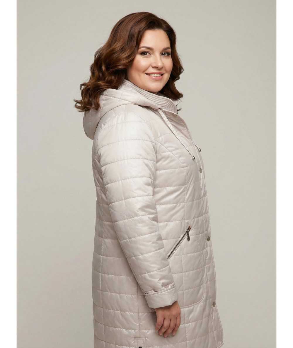 Jasnobeżowa długa kurtka przejściowa Isabell model Ela - stylizacja na modelce plus size