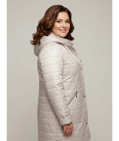 Jasnobeżowa długa kurtka przejściowa Isabell model Ela - stylizacja na modelce plus size