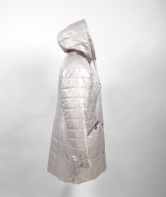 Detal beżowej kurtki Isabell Ela - zbliżenie na elegancką naszywkę w kształcie tarczy na rękawie