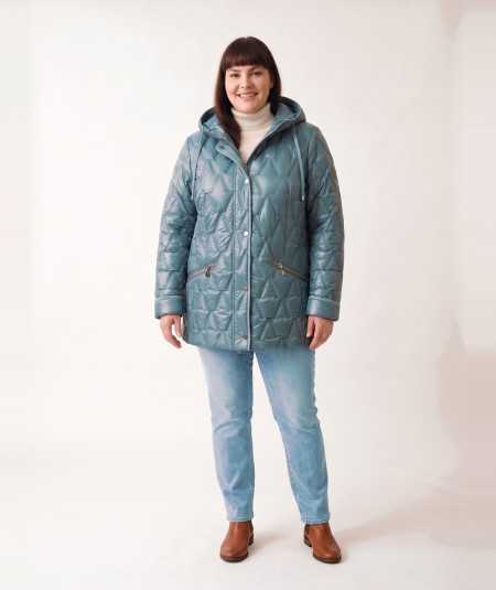 Miętowa kurtka zimowa damska ze stójką Isabell na modelce plus size, jasne jeansy i brązowe botki