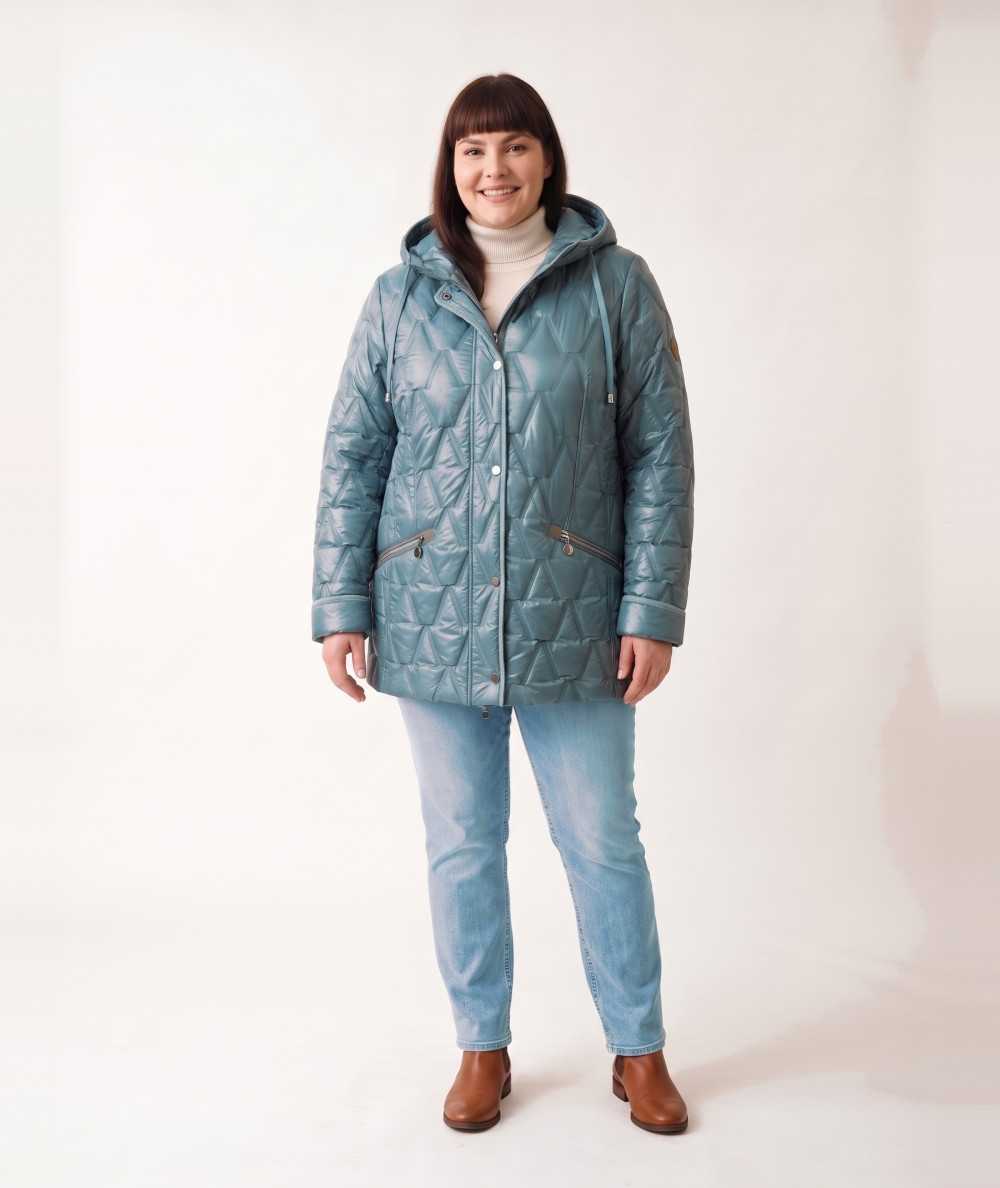 Miętowa kurtka zimowa damska ze stójką Isabell na modelce plus size, jasne jeansy i brązowe botki