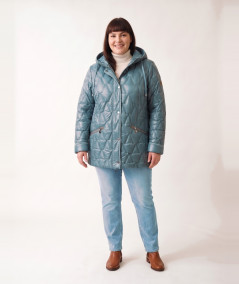 Miętowa kurtka zimowa damska ze stójką Isabell na modelce plus size, jasne jeansy i brązowe botki