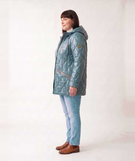 Miętowa kurtka zimowa damska ze stójką Isabell na modelce plus size, jasne jeansy i brązowe botki