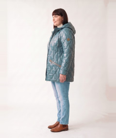 Miętowa kurtka zimowa plus size ze stójką z profilu, widoczna długość i głębokość kaptura