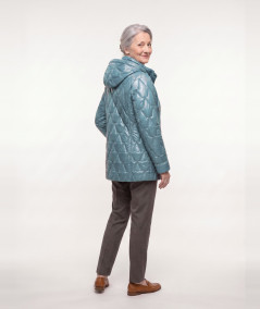 Miętowa kurtka zimowa Isabell od tyłu na modelce 60+, pikowanie w trójkąty na plecach