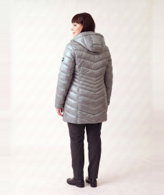 Tył szarej kurtki zimowej taupe na modelce plus size, jodełka modelująca sylwetkę