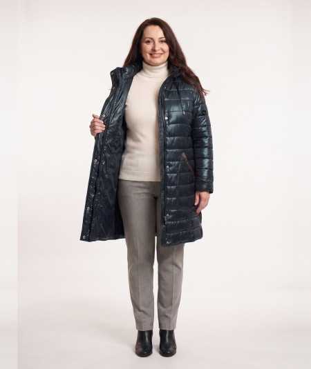 Czarna kurtka zimowa damska Ela Isabell na modelce plus size, szare spodnie i czarne botki