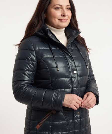 Czarna kurtka zimowa damska Ela Isabell na modelce plus size, szare spodnie i czarne botki