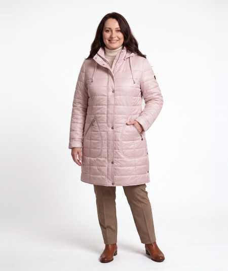 Pudrowa kurtka przejściowa Ela Isabell na modelce plus size, zapięta na napy, kremowy golf