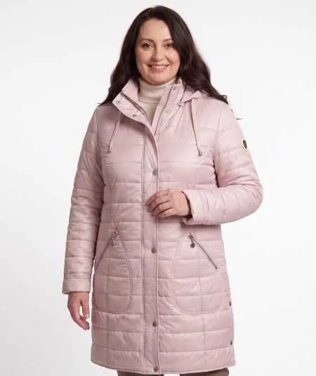 Pudrowa kurtka przejściowa Ela Isabell na modelce plus size, zapięta na napy, kremowy golf