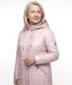 Siwowłosa modelka w pudrowej kurtce Ela Isabell, detal suwaka i naszywanej kieszeni