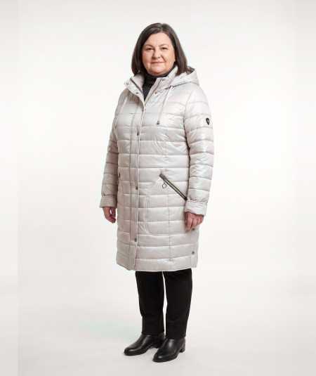 Piaskowa długa kurtka zimowa Ela Isabell na modelce plus size, czarne spodnie i botki
