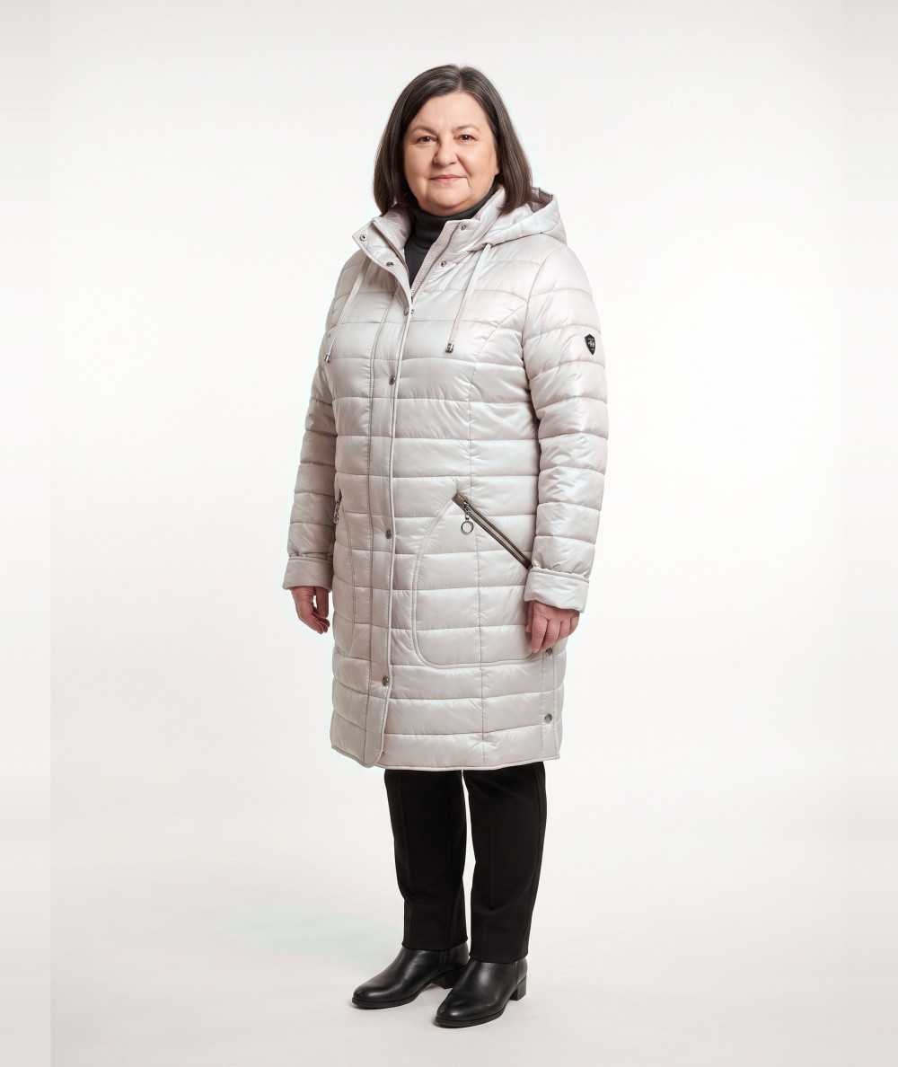 Piaskowa długa kurtka zimowa Ela Isabell na modelce plus size, czarne spodnie i botki Piaskowa długa kurtka zimowa Ela Isabell na modelce plus size, czarne spodnie i botki