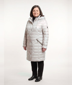 Piaskowa długa kurtka zimowa Ela Isabell na modelce plus size, czarne spodnie i botki